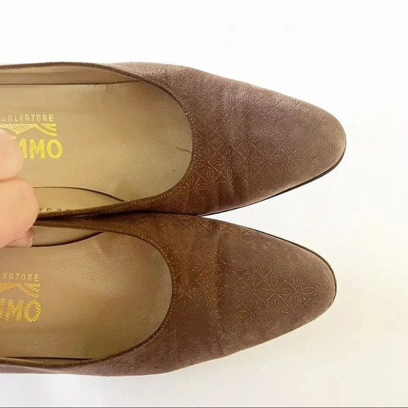 Salvatore Ferragamo Taupe Textured Leather Curved Heel Pumps Metallic Size 8 - Picture 8 of 11